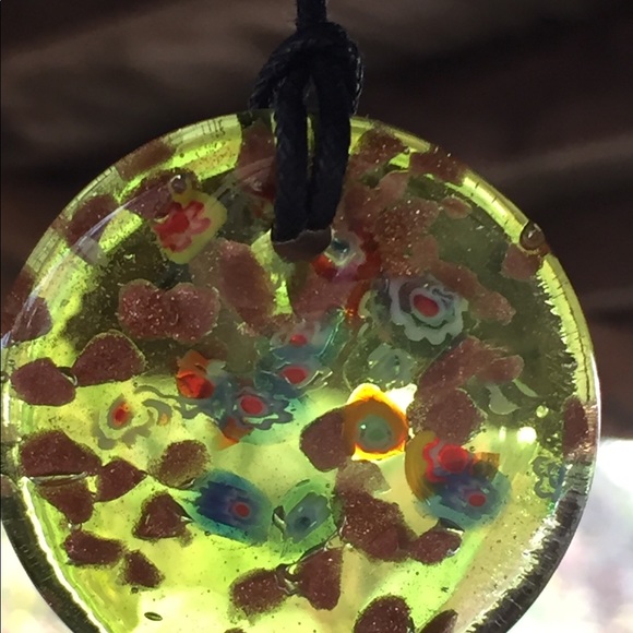 FASHION RESIN NECKLACE Round Disk Gold Floral Emb - Picture 8 of 8